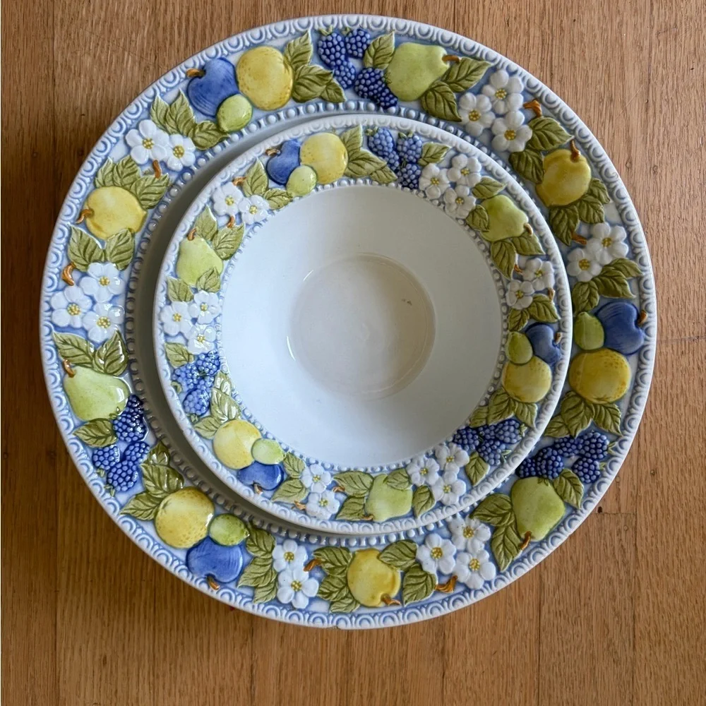 Vernon ware metlox Florence bowl set 37” and 10 3/4” lemon blueberry blackberry